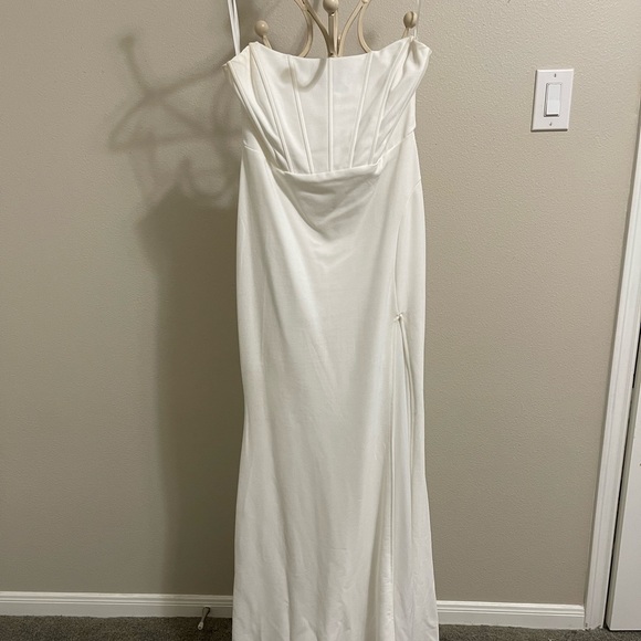 Windsor Gown White w/ Slit - Picture 2 of 5
